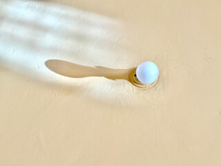A light bulb is sitting on a wall