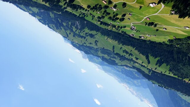 Blick ins Simmental vom Jaunpass gesehen, Luftaufnahme, Schweiz, Juni 2025