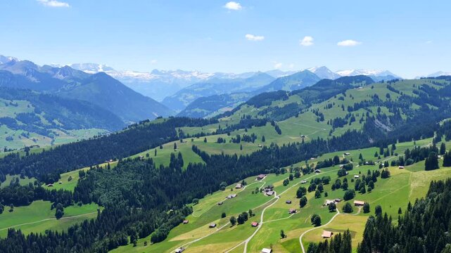 Rundblick ins Simmental, Schweiz, Jaunpass, Luftaufnahme, Juni 2025