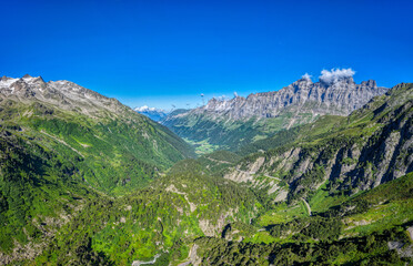 Schweizer Alpenlandschaften aus der Luft betrachtet, Luftaufnahme, Schweiz, Juni 2025