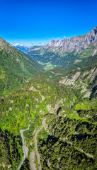 Schweizer Alpenlandschaften aus der Luft betrachtet, Luftaufnahme, Schweiz, Juni 2025