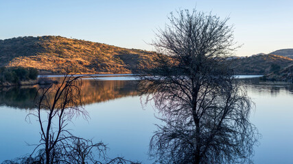 Lac au lever du jour dans le centre de la Namibie
