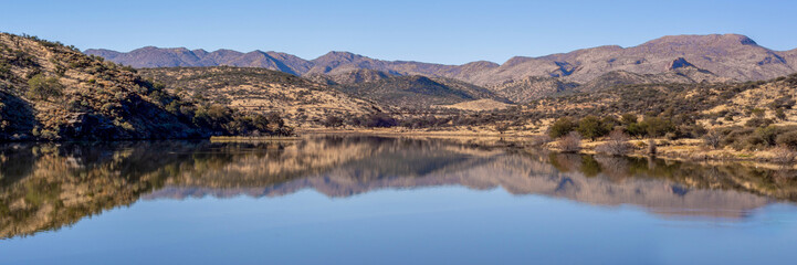 Lac dans le centre de la Namibie durant l'hiver austral
