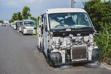 路上に置かれた放置車両