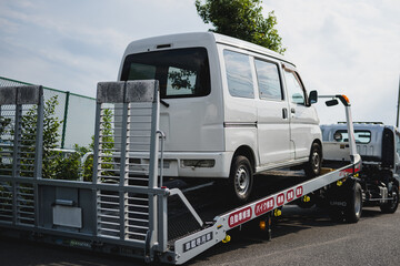 レッカーされる車