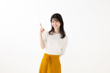 指差しをする女性