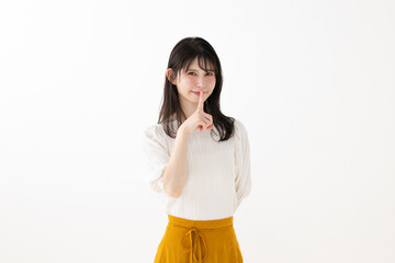 指を立てるポーズの女性