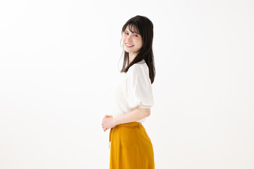 振り返る女性