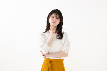 悩む女性