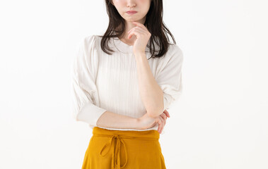 考える若い女性