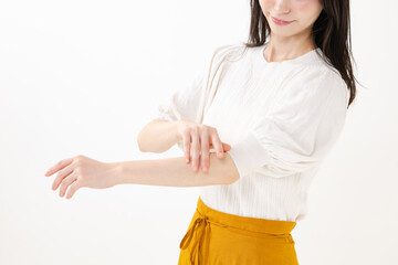 ボデイケアをする女性