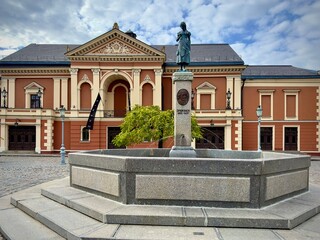 Theater in Klaipeda / Memel mit Ännchen von Tharau Statue (Litauen)