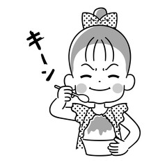 かき氷を食べて頭がキーンとした女の子　モノクロ
