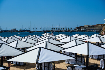 Fototapeta premium White fabric sun hats on a beach on a summer day