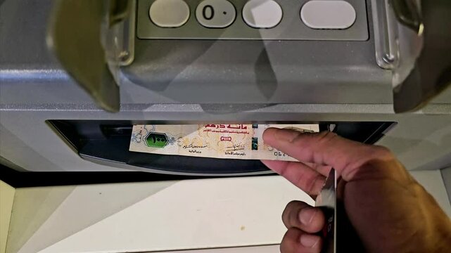 Uae dirham of hundred withdraw from an atm 
