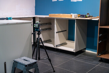 Vue d’ensemble d’une cuisine en plein montage, avec des éléments de mobilier partiellement...