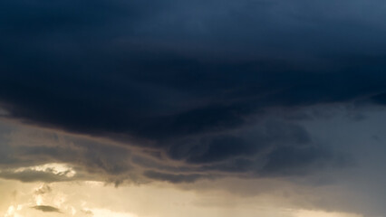 Orage pendant le coucher du soleil