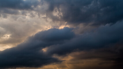 Orage pendant le coucher du soleil