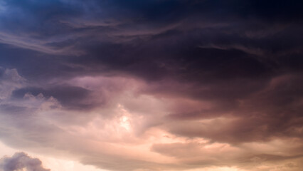 Orage pendant le coucher du soleil