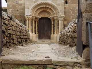 camino de acceso a la iglesia románica de la villa medieval de Pelagalls,  con una fachada...