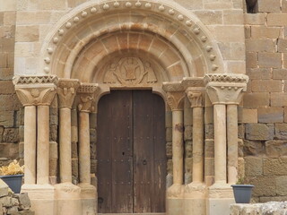 portada de la iglesia de Pelagalls, L&eacute;rida, ocho columnas con seis capiteles con motivos decorativos geom&eacute;tricos, vegetales y zoom&oacute;rficos, t&iacute;mpano con tres arquivoltas y la im&aacute;gen del Salvador, Espa&ntilde; 