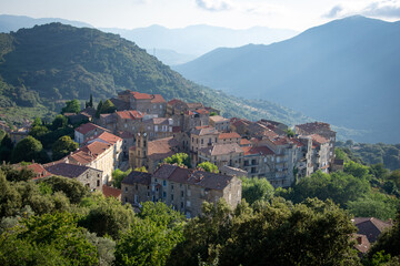 Obraz premium Vue sur le village de Sainte Lucie de Tallano (Corse du Sud)