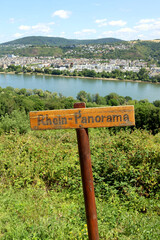 Schild Rhein-Panorama an Aussichtspunkt am Rhein mit Blick auf Lahnstein in der Nähe von Koblenz...