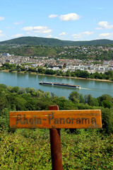 Ausflugsschiff auf dem Rhein vor Schild Rhein-Panorama bei Lahnstein in der Nähe von Koblenz im Rhein-Lahn-Kreis in Rheinland-Pfalz. Aussicht vom Premium-Wanderweg Traumpfad Wolfsdelle.