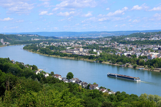 Ausflugsschiff auf dem Rhein bei Lahnstein in der N&auml;he von Koblenz im Rhein-Lahn-Kreis in Rheinland-Pfalz. Aussicht vom Premium-Wanderweg Traumpfad Wolfsdelle.
