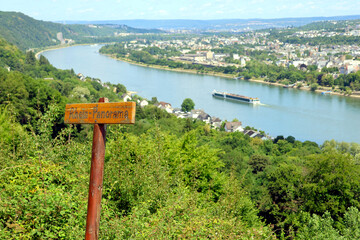 Ausflugsschiff auf dem Rhein vor Schild Rhein-Panorama bei Lahnstein in der Nähe von Koblenz im...