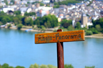 Schild Rhein-Panorama an Aussichtspunkt am Rhein mit Blick auf Lahnstein in der Nähe von Koblenz...