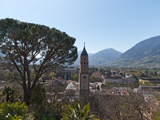 Blick vom Tappeinerweg auf die Altstadt von Meran mit dem kirchturm der alten Kirche St. Nikolaus
