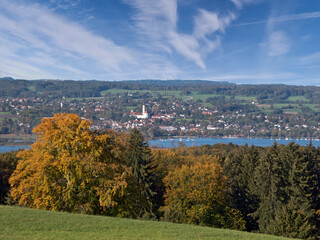 Panoramasicht auf Diessen am Westufer des bayerischen Ammersee mit der Klosterkirche...