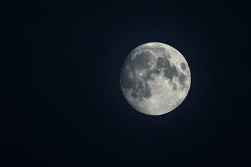 Obraz premium Lunar presence against a shadowed night sky