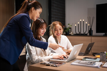 Professional young business woman manager explaining  solutions helping young employee at work.