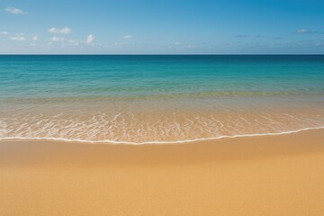 Obraz premium Seaside shoreline with gentle waves during low tide on sandy beach