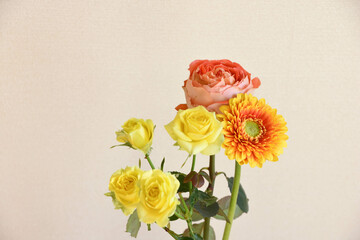 薔薇とガーベラ