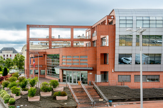 Trappes, France - 29 juin 2025:  Vue ext&eacute;rieure de la mairie de Trappes, commune fran&ccedil;aise du d&eacute;partement des Yvelines, en r&eacute;gion Ile-de-France