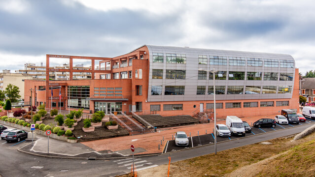 Trappes, France - 29 juin 2025:  Vue ext&eacute;rieure de la mairie de Trappes, commune fran&ccedil;aise du d&eacute;partement des Yvelines, en r&eacute;gion Ile-de-France