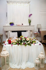 Elegant dining setup for a special event. A beautifully arranged dining table adorned with flowers, elegant decor, and delicious food at a festive gathering.