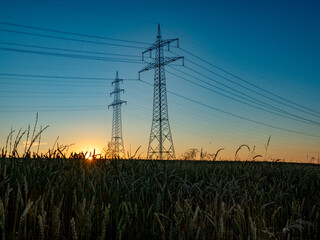 Hochspannungsmasten bei Sonnenuntergang