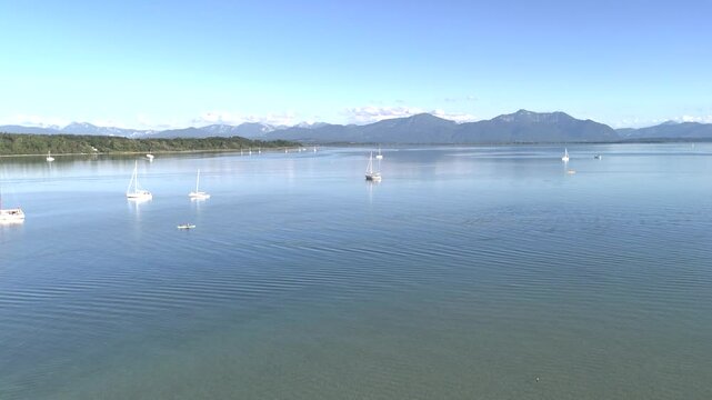 Wundervolle Sommerlandschaft am Chiemsee aus der Drohnenperspektive