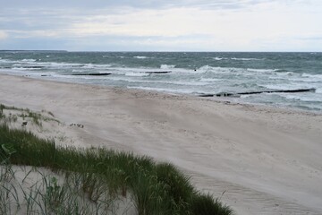 Von oberhalb des Strandes lassen sich in Dierhagen die brandenden Wellen an den Buhnen beobachten. Der Strand gehört zu Dierhagen auf der Halbinsel Fischland in Mecklenburg-Vorpommern.