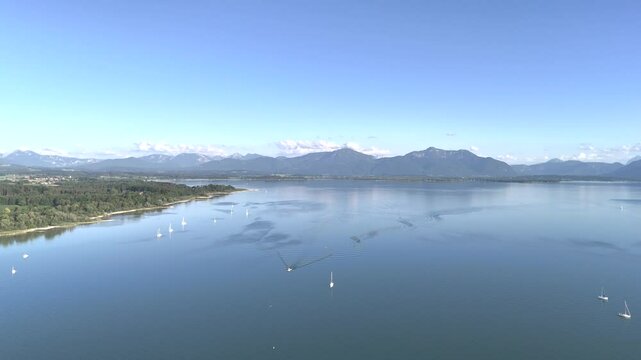 Wundervolle Sommerlandschaft am Chiemsee aus der Drohnenperspektive