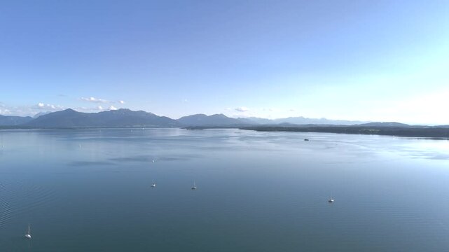 Wundervolle Sommerlandschaft am Chiemsee aus der Drohnenperspektive