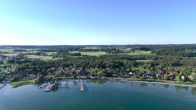 Wundervolle Sommerlandschaft am Chiemsee aus der Drohnenperspektive