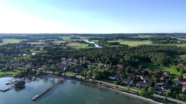 Wundervolle Sommerlandschaft am Chiemsee aus der Drohnenperspektive