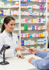 Obraz premium A pharmacist hands medication to a customer in a brightly lit pharmacy setting.