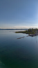 Wundervolle Sommerlandschaft am Chiemsee aus der Drohnenperspektive mit Seegelboten im Hafen