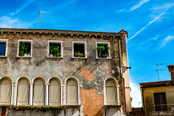 Aged Venetian Building with Arched Windows and Rooftop Antennas – Authentic Urban Texture in Italy